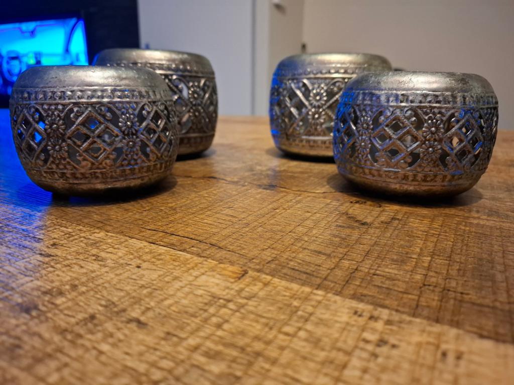 Set van 4 metalen theelichthouders met filigraan design, Gebruikt, Ophalen of Verzenden, Metaal, Grijs