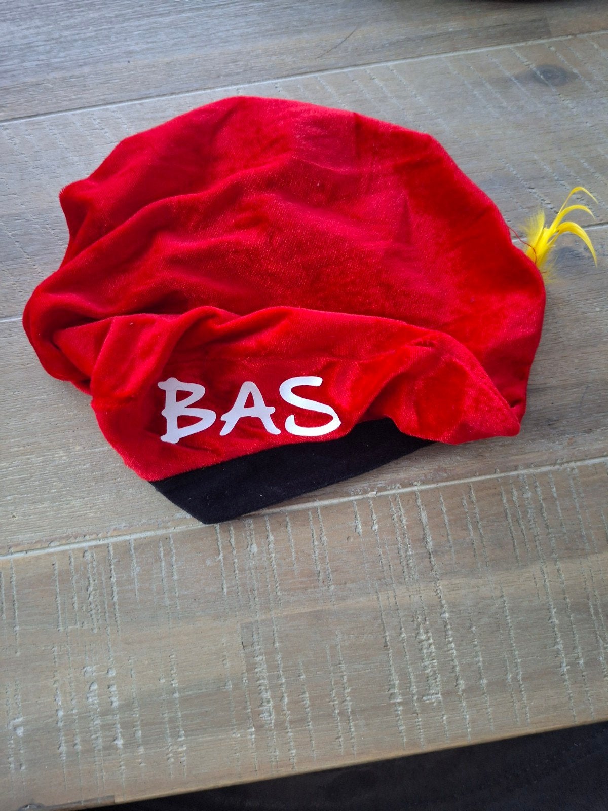 pietenbaret met de naam Bas, Ophalen of Verzenden, Zo goed als nieuw