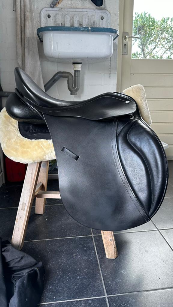 Veelzijdigheidszadel 17,5 inch, Ophalen, Zo goed als nieuw, Dressuur