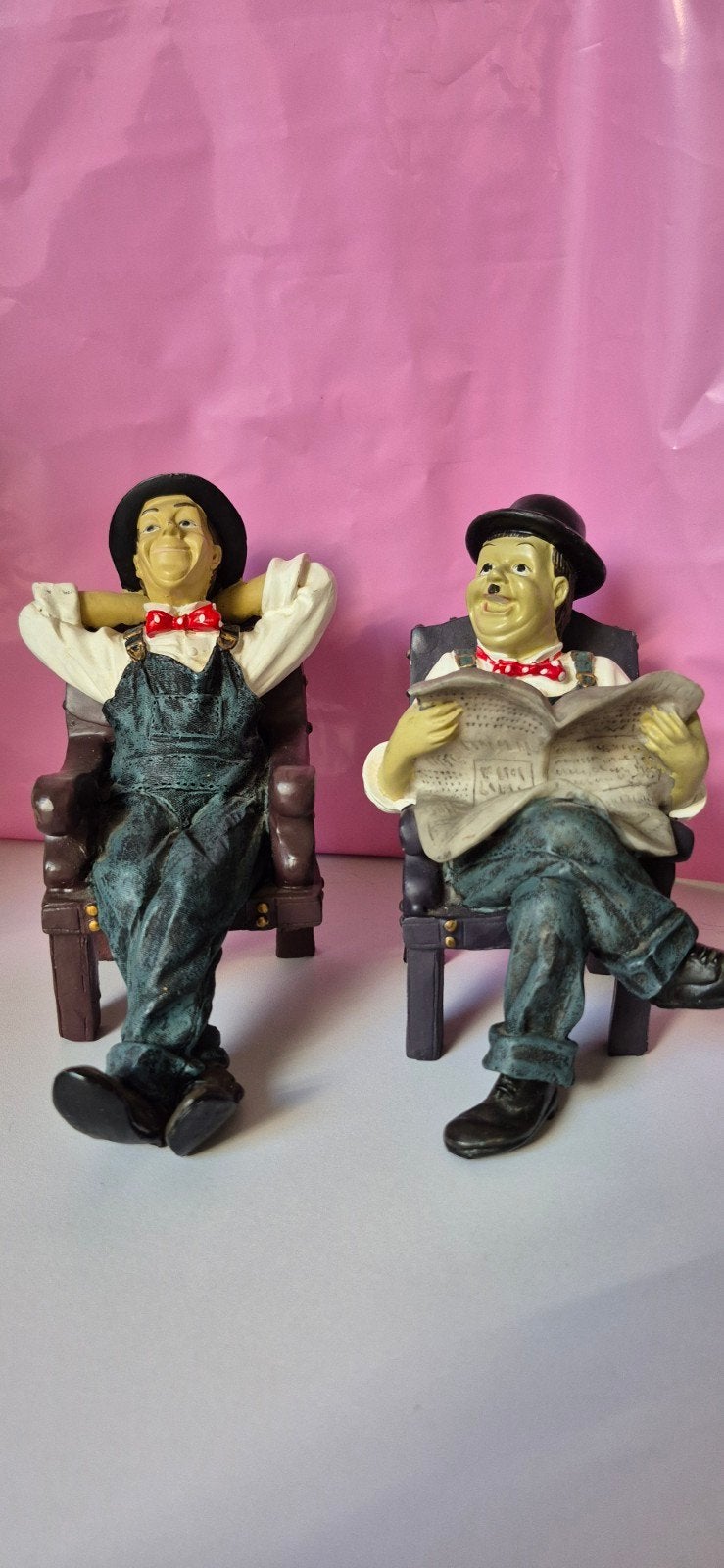 Setje Laurel en Hardy beeldje, zittend op een stoel, Ophalen of Verzenden, Gebruikt, Mens