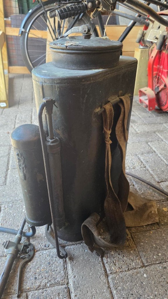 Antieke koperen rugspuit LEMAN – compleet met spuitlans, Ophalen