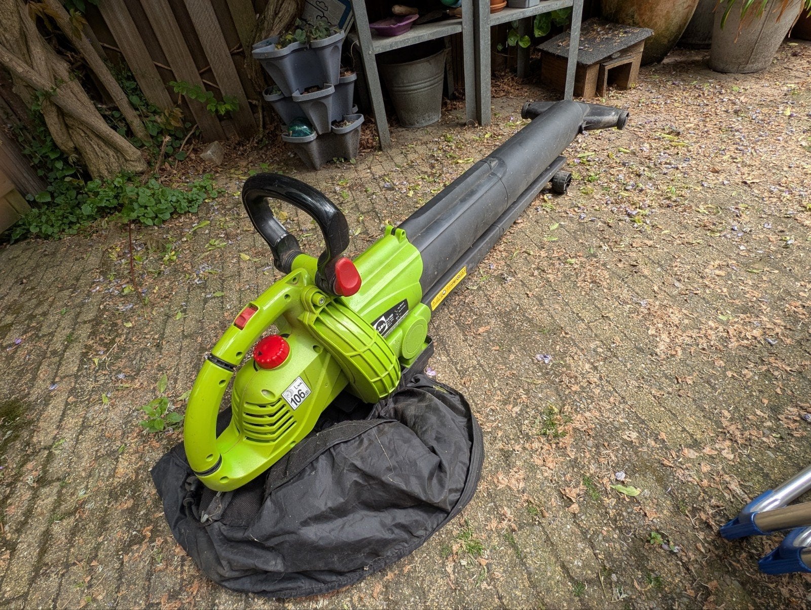 Bladblazer/zuiger, electrisch,Blaast en zuigt, prima werkend, Tuin en Terras, Bladblazers, Ophalen, Gebruikt, Florabest, Handgedragen