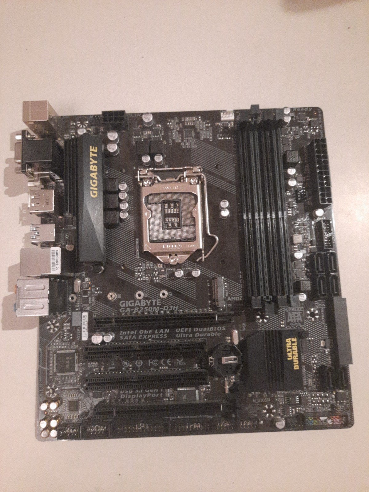 Defect Gigabyte GA-B250M-D3H Moederbord - Boot Loop, Computers en Software, Ophalen, DDR4, Niet werkend, Intel