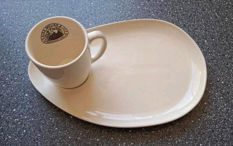Mok met bord - Alex Meijer Koffie, Huis en Inrichting, Keramiek, Ophalen of Verzenden, Zo goed als nieuw, Overige stijlen