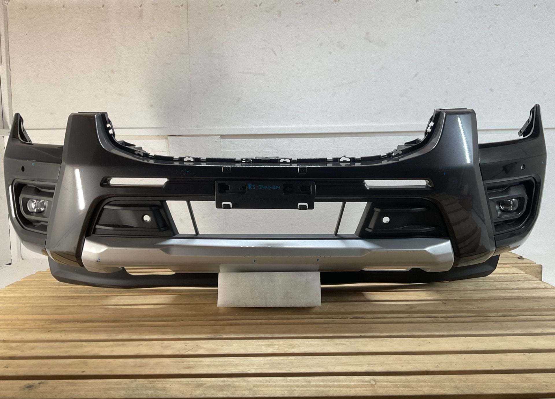 Bumper Ford Ranger IV MK4 24-26 N1WB-17C831-HAW Voorbumper R, Gebruikt, Voor, Info@ford.com, Ophalen of Verzenden