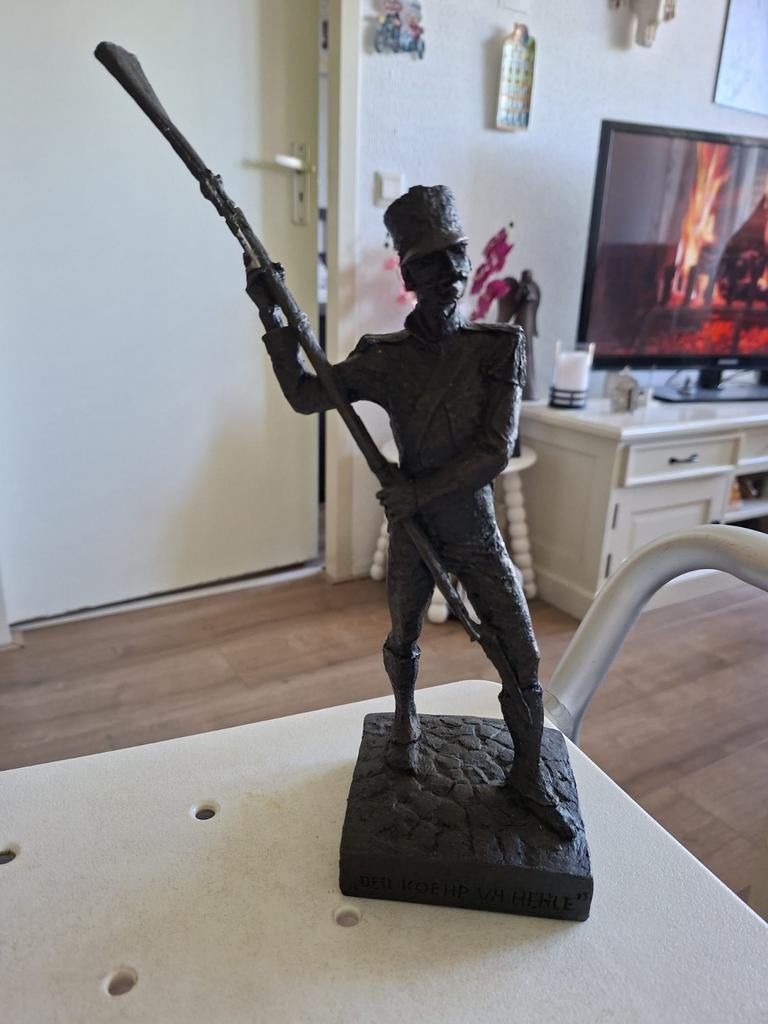 Bronzen beeld 'Der Koehp va Hehle' - Soldaat met geweer, Gepatineerd, Ophalen of Verzenden, Brons, 20 - 50 cm