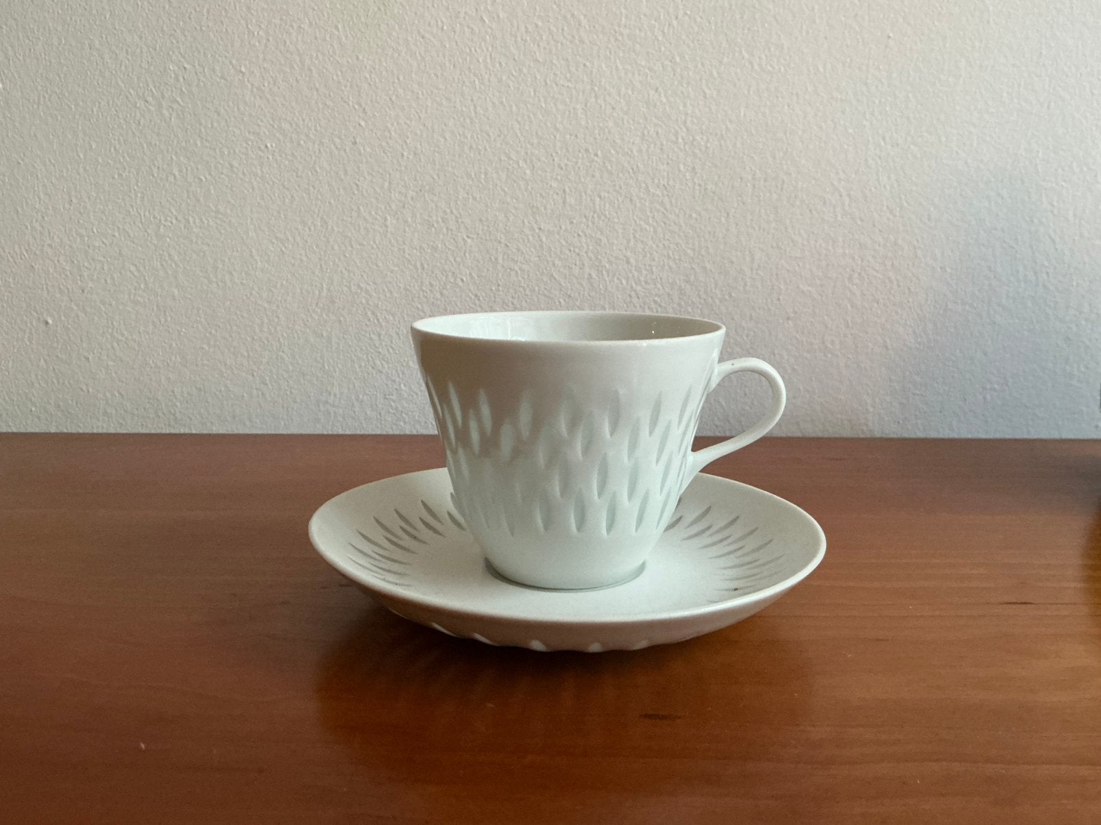 Arabia, Finland: rijstporsseleinen koffiekop en schotel 1960, Ophalen of Verzenden