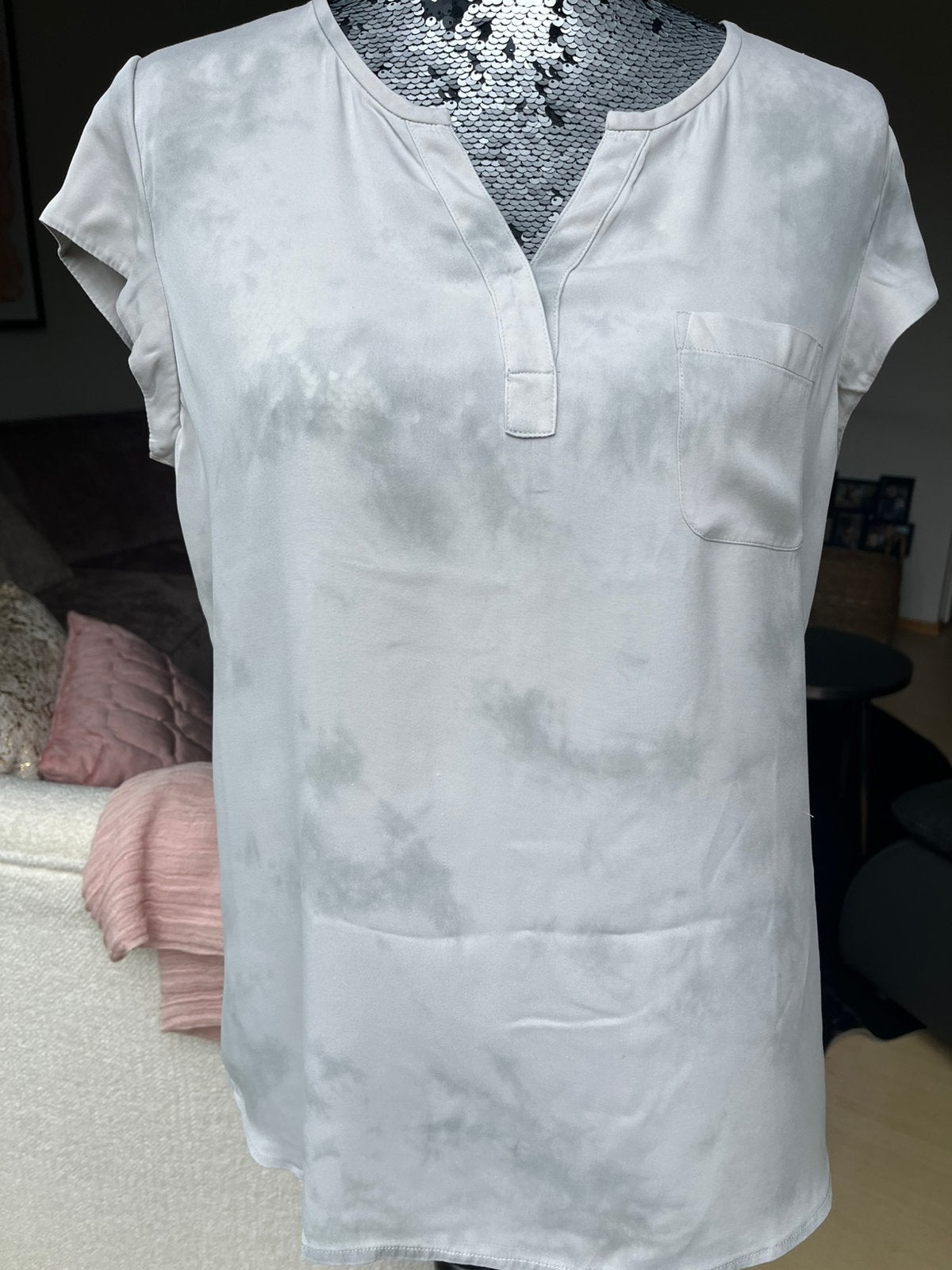 REPEAT zijde top met licht grijs/groen batik motiefje mt38, Maat 38/40 (M), Ophalen of Verzenden, Korte mouw, Grijs