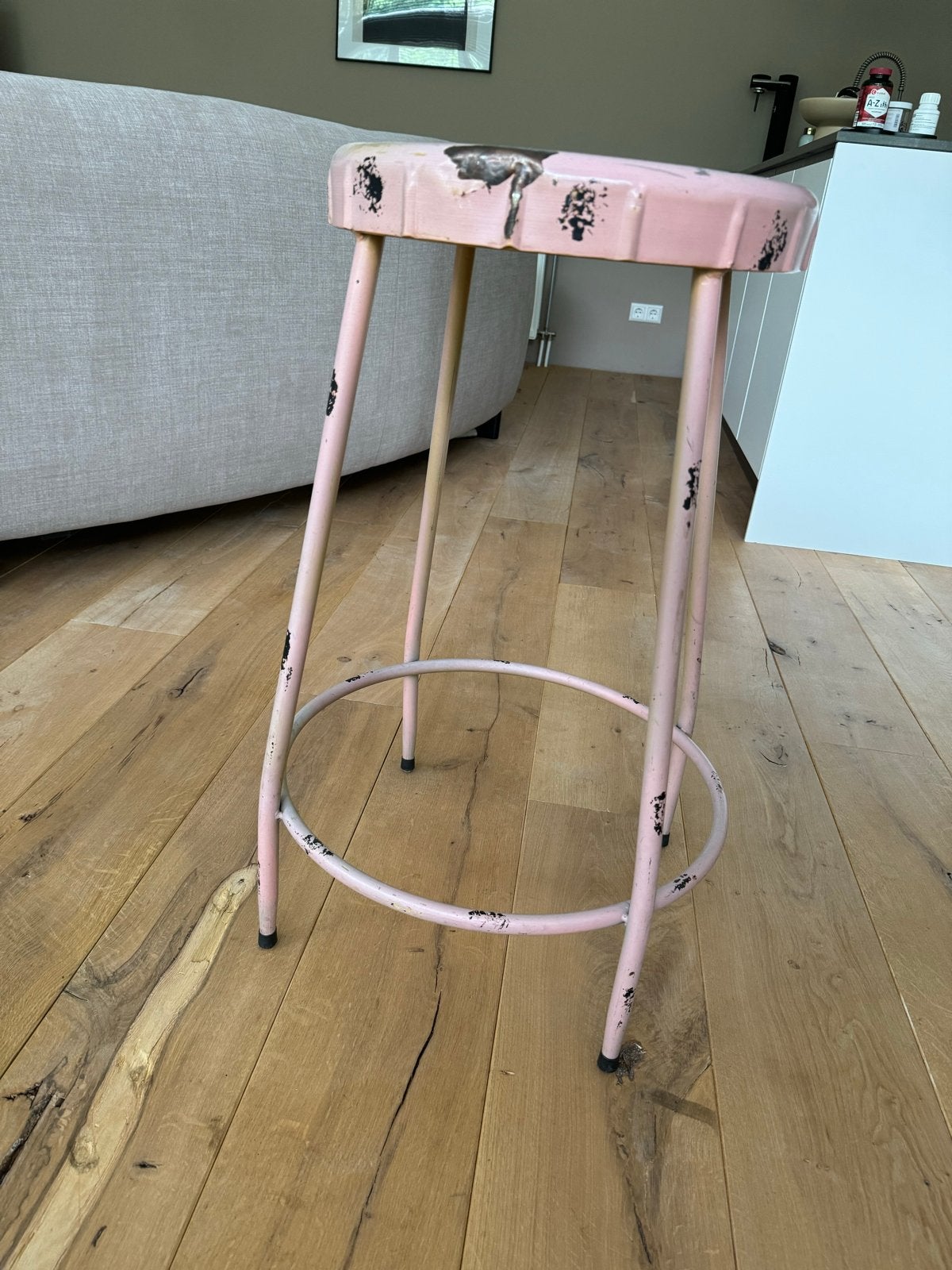 Roze metalen krukje - vintage, Huis en Inrichting, Ophalen, Gebruikt, Overige kleuren, Metaal