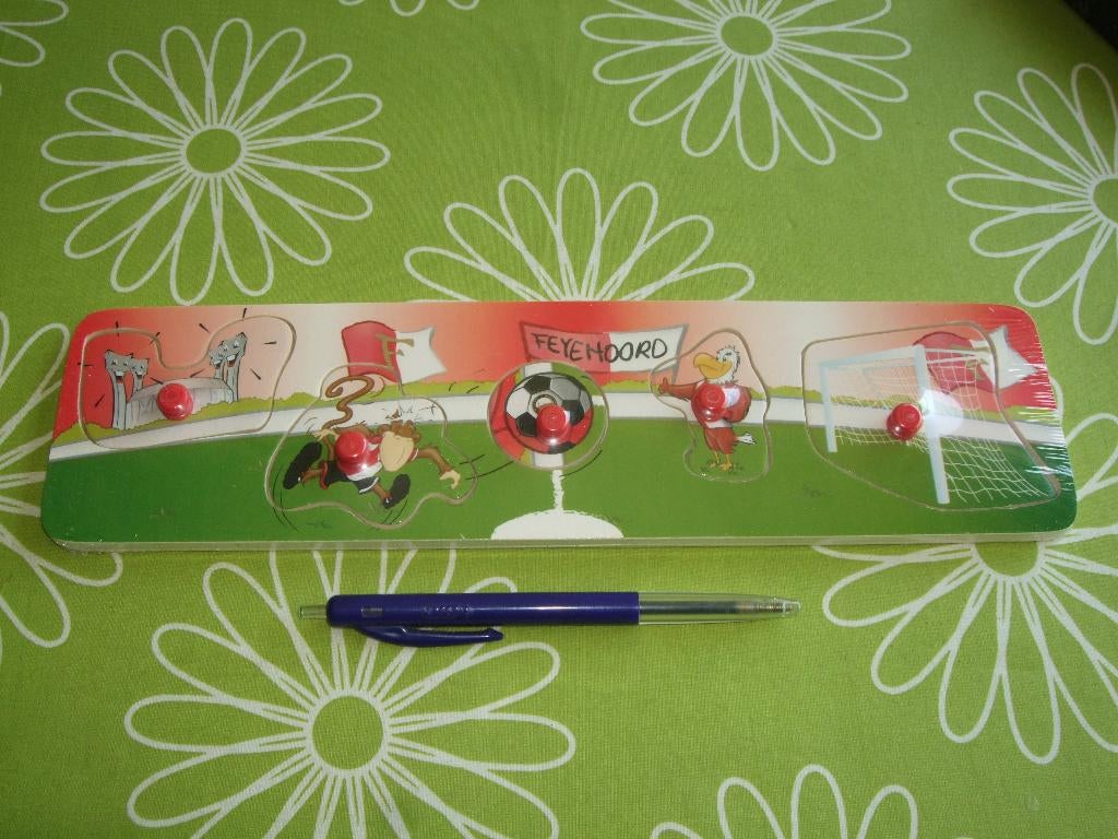 Nieuw: Feyenoord knopjespuzzel - circa 30x10cm, Ophalen of Verzenden, Zo goed als nieuw, Feyenoord, Overige typen