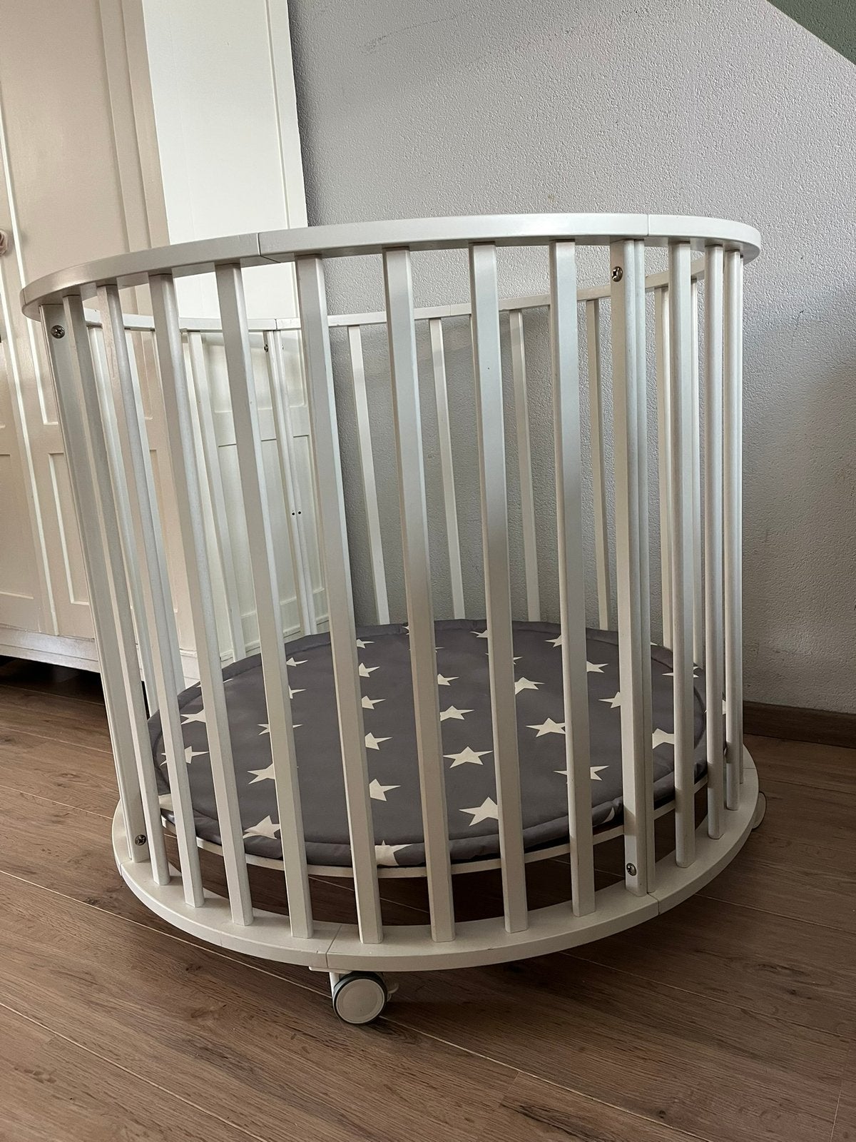 Fijne ronde box op wielen met matras en boxkleed, Kinderen en Baby's, Ophalen, Gebruikt, Rond, In hoogte verstelbaar