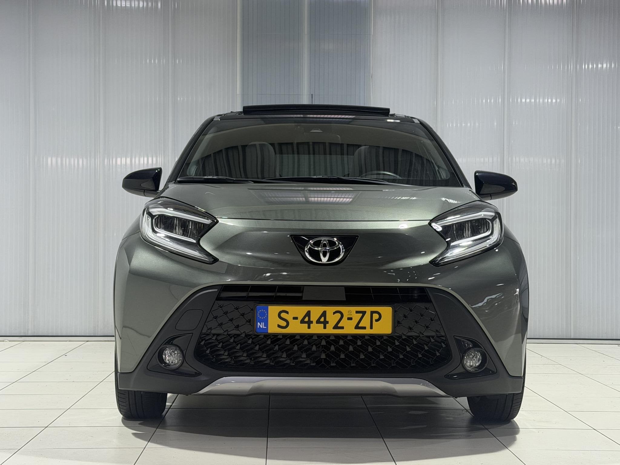 Toyota Aygo X 1.0 VVT-i MT Envy Elektrisch Vouwdak, JBL Gelu, Auto's, Toyota, Gebruikt, 4 stoelen, Leder en Stof, Origineel Nederlands