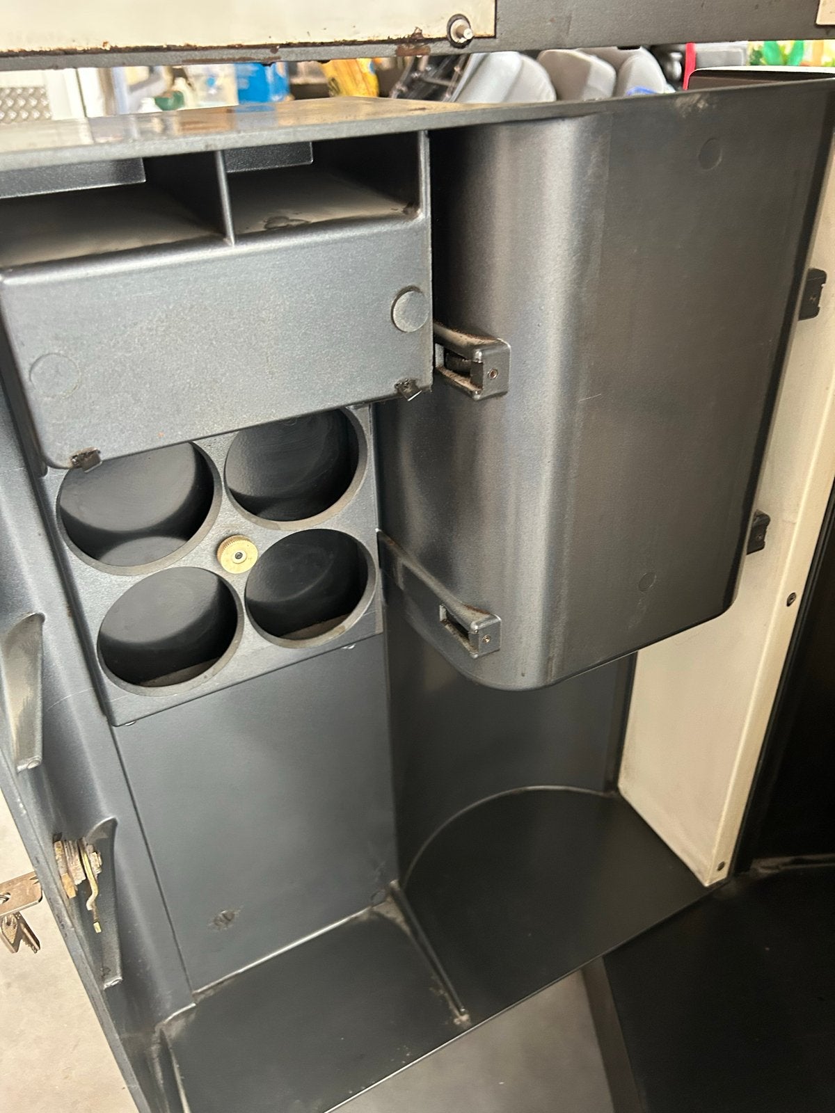 Foto 10 van Grote Etna koffiemachine met sleutels en geldbakje