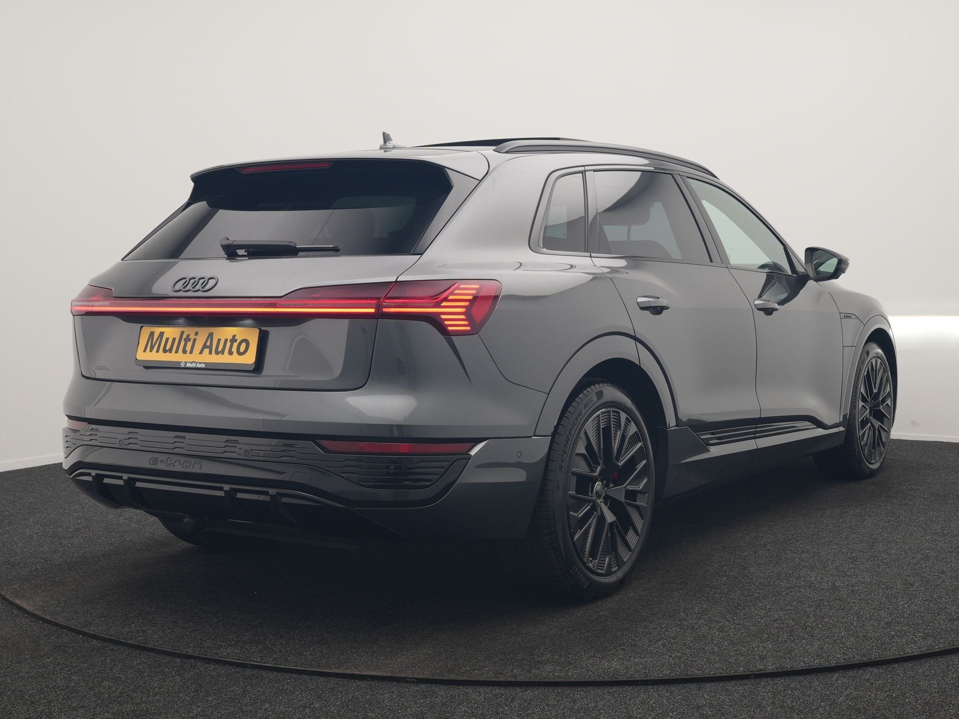 Audi Q8 e-tron 55 Quattro S Line 114 kWh 408pk Dealer O.H. |, Automaat, Gebruikt, Zwart, Vierwielaandrijving