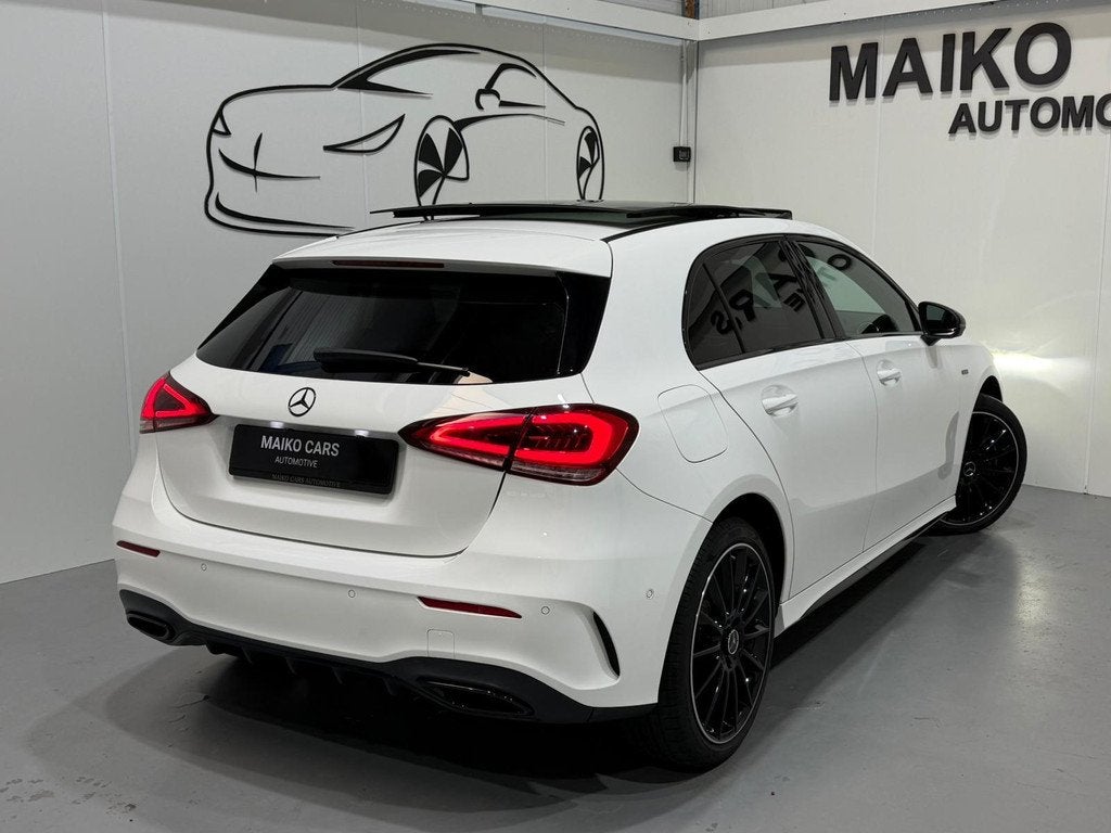 Mercedes-Benz A-klasse 250 e AMG LINE Limited PANO, Auto's, Gebruikt, Zwart, 4 cilinders, Wit