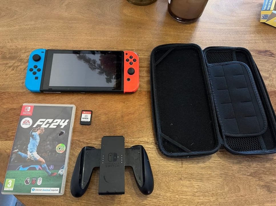 Nintendo Switch met hoes, controller en 2 games, Ophalen of Verzenden, Gebruikt, Met games, Switch Original