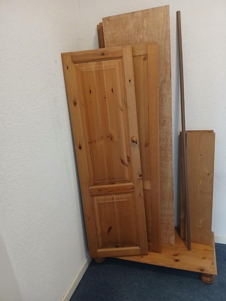 Massief grenen kledingkast met 2 deuren, Huis en Inrichting, Ophalen, 50 tot 100 cm, Landelijk, 25 tot 50 cm