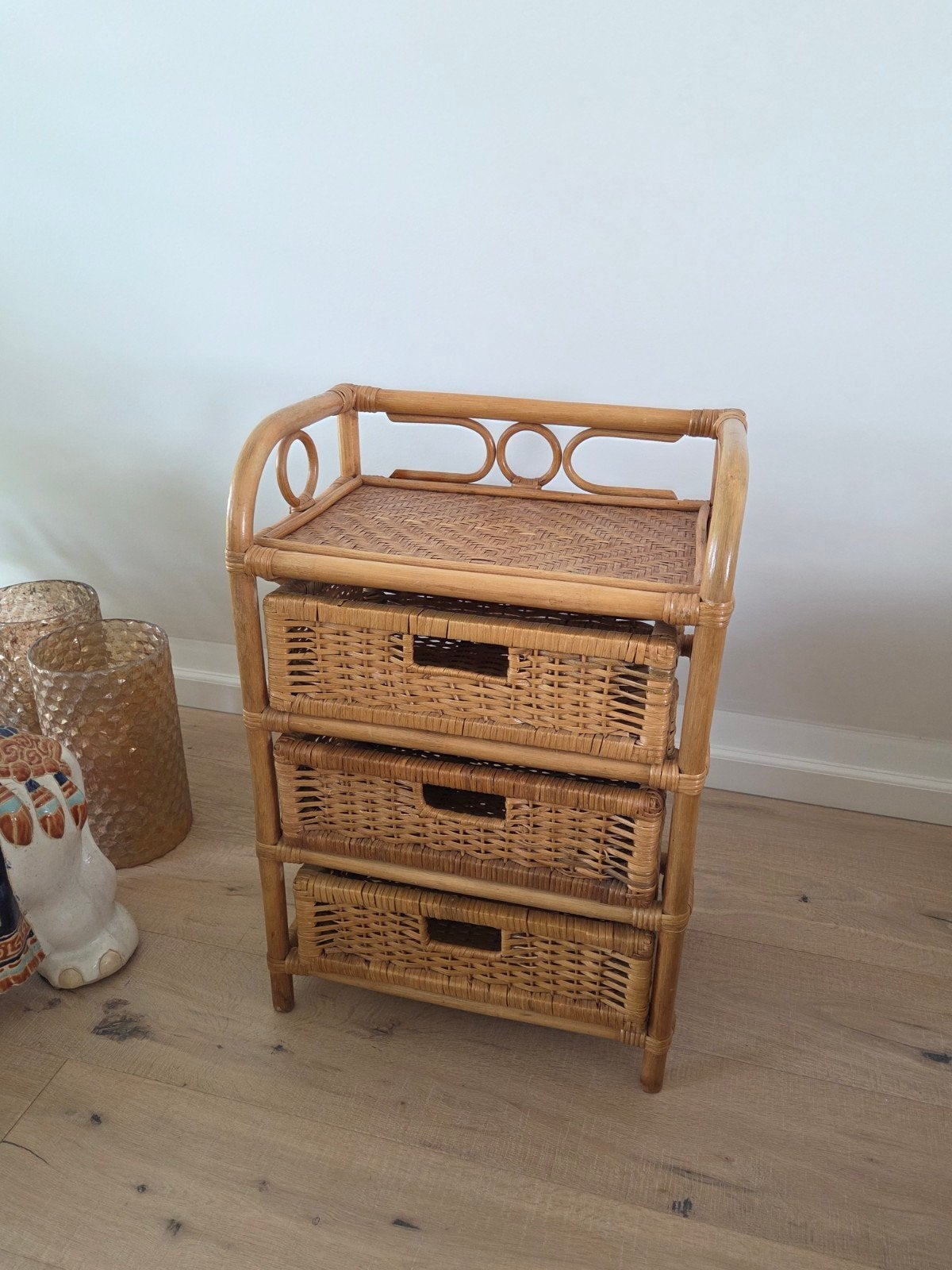 Vintage rotan ladekastje met 3 laden in een zeer goede staat, Overige materialen, Minder dan 50 cm, Gebruikt, Ophalen of Verzenden