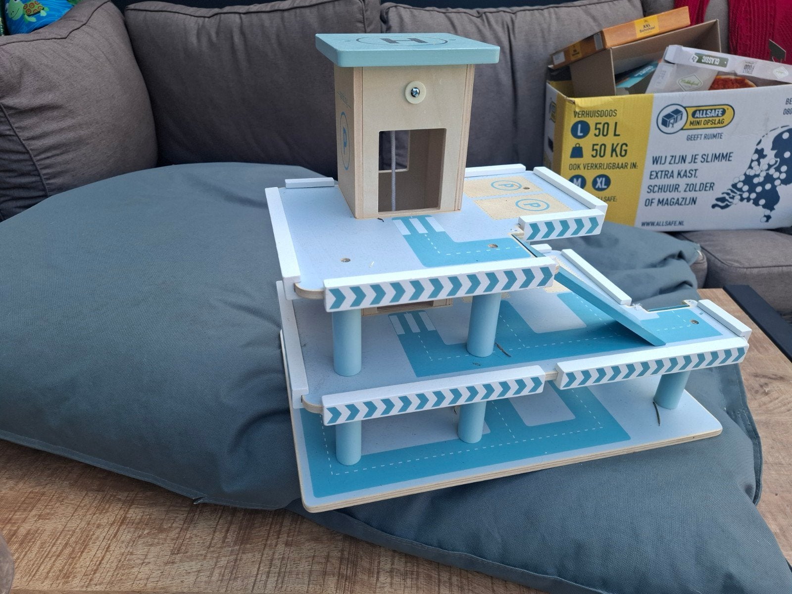 Little Dutch houten garage met helikopterplatfo, Ophalen, Zo goed als nieuw