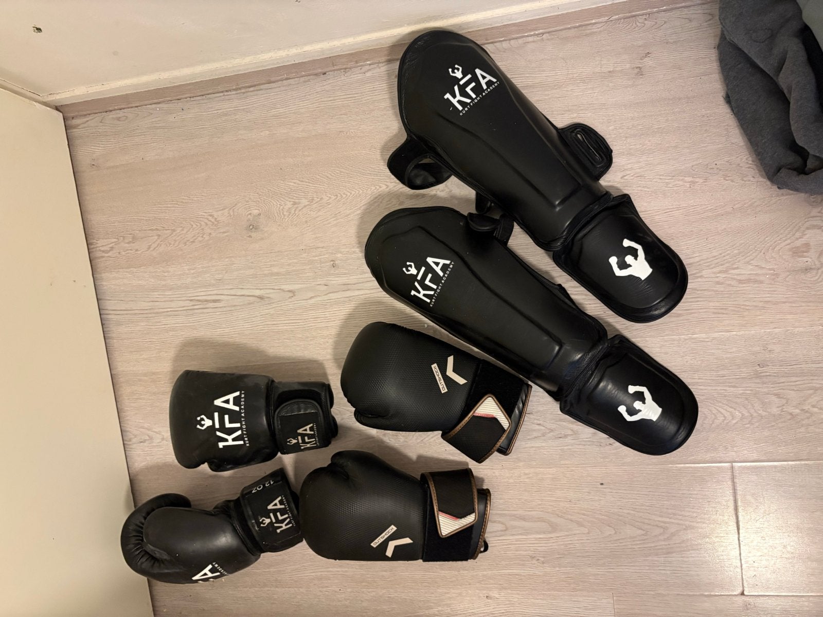 Boks set: 2 paar handschoenen (12oz) en scheenbeschermers, Ophalen, Gebruikt, Bokshandschoenen