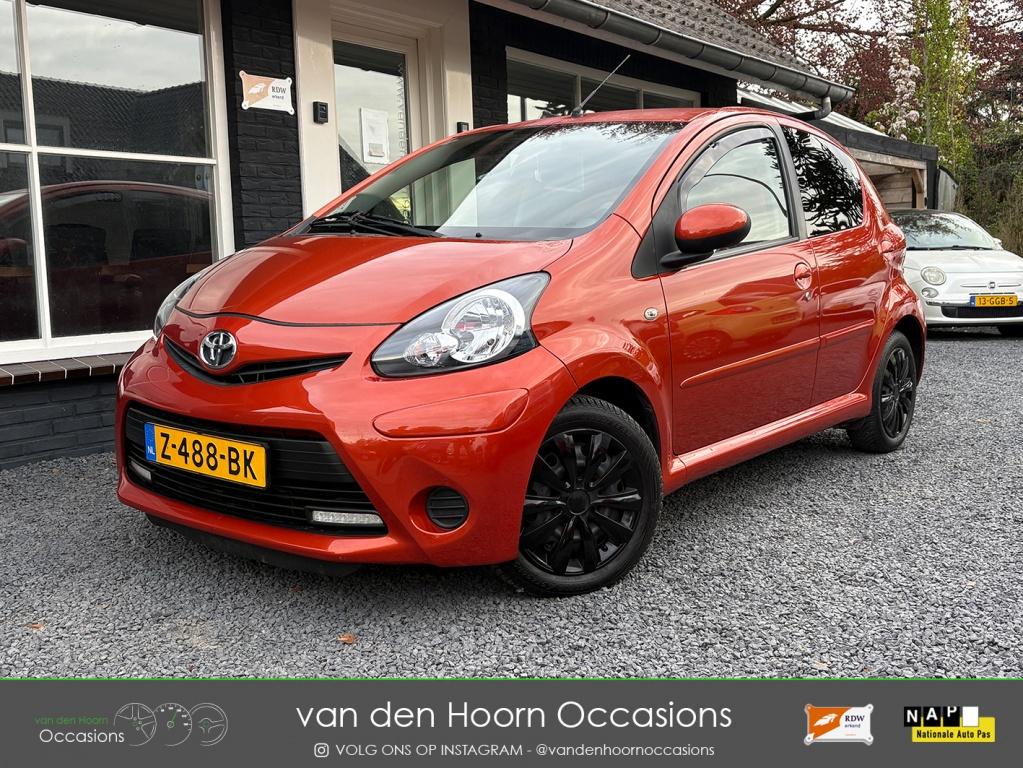 Toyota Aygo 1.0 Dynamic Orange AIRCO | LED | 5DRS | EL RAMEN, Voorwielaandrijving, Euro 5, Gebruikt, Overige kleuren