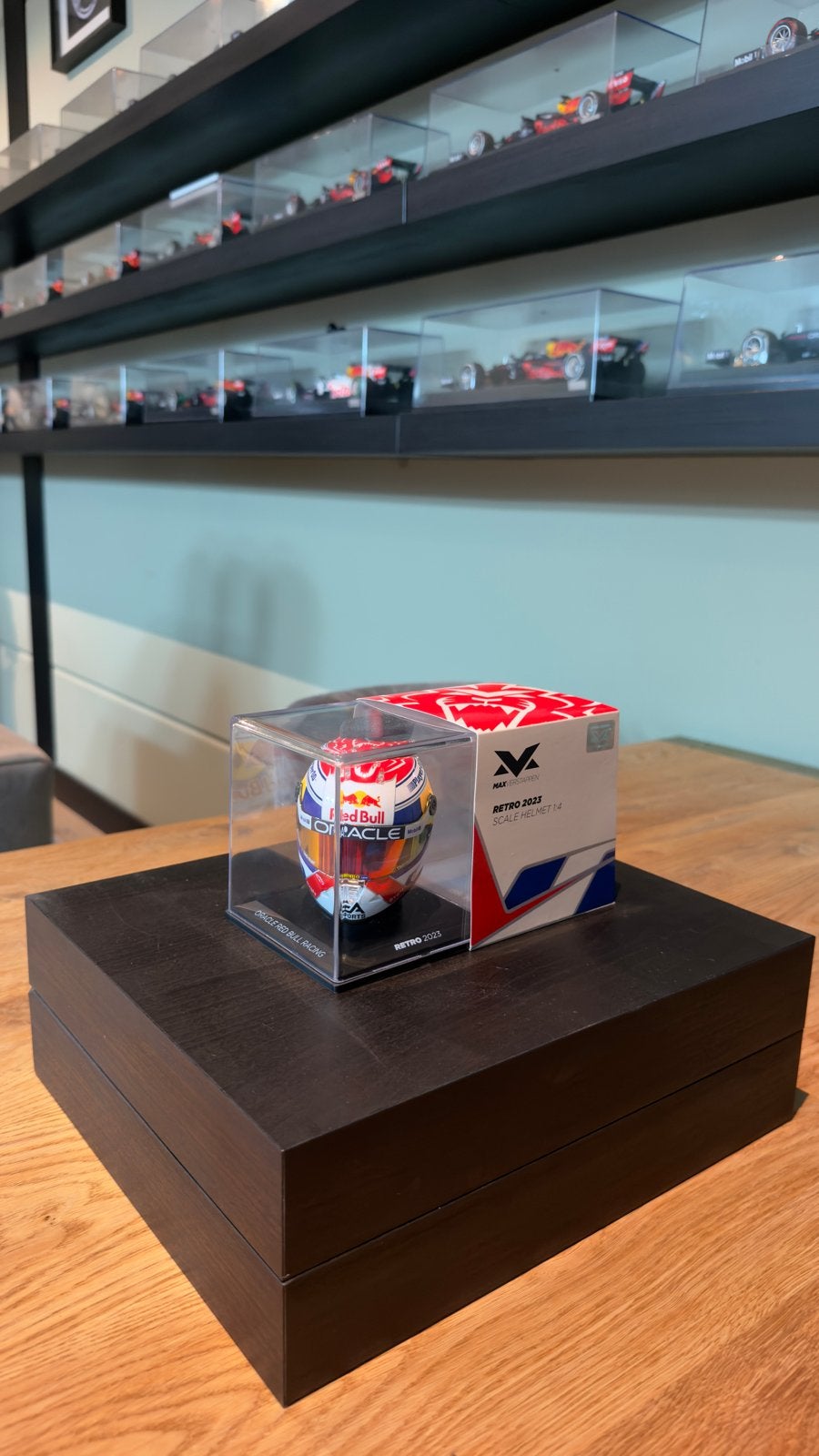Max Verstappen Retro 2023 Schaalhelm 1:4 Red Bull Racing, Verzamelen, Ophalen of Verzenden, Nieuw, Formule 1