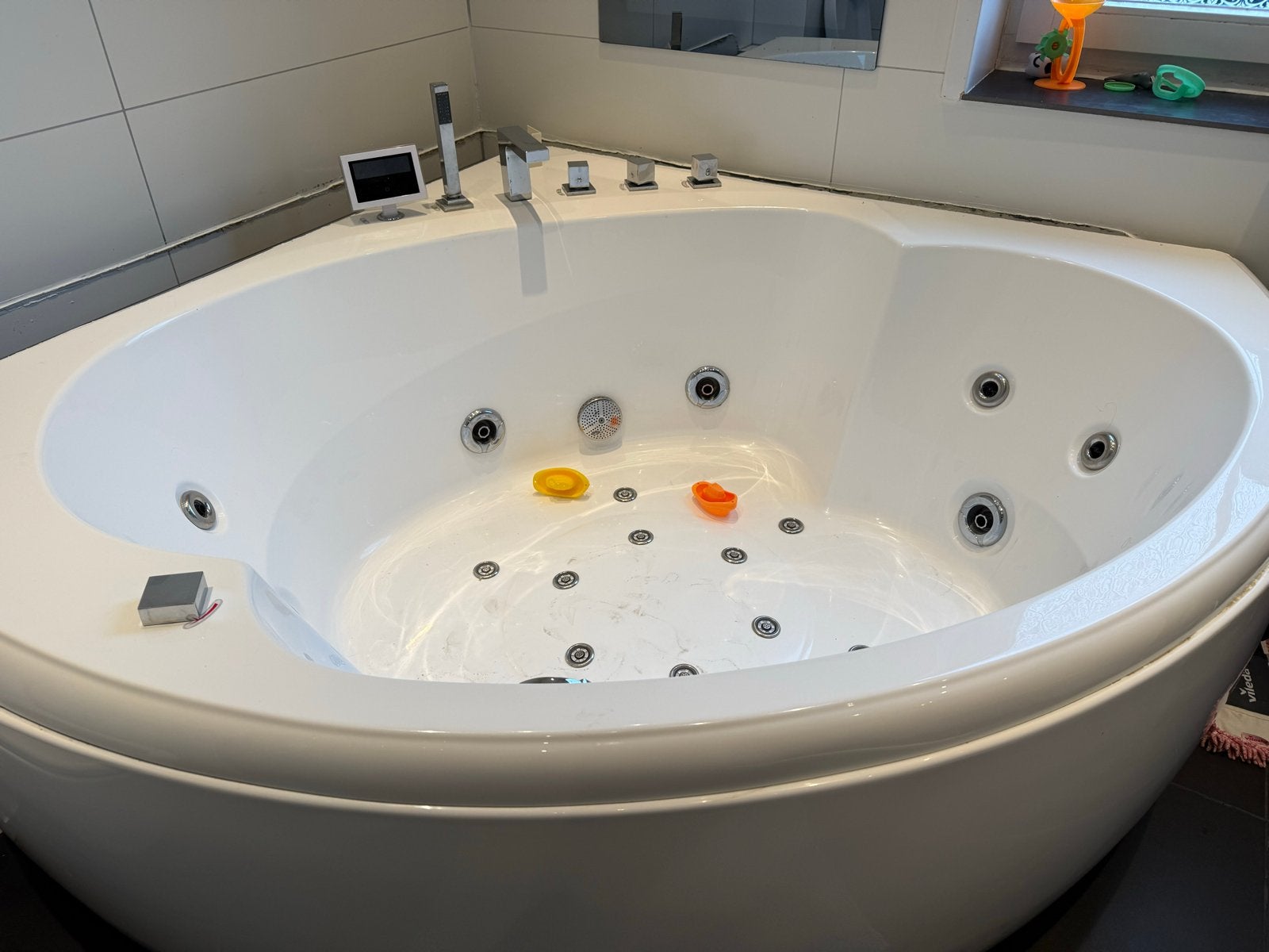 Hoekbad met Jacuzzi Functie - Gebruikt, werkt perfect, Ophalen, Gebruikt, Chroom, Bad