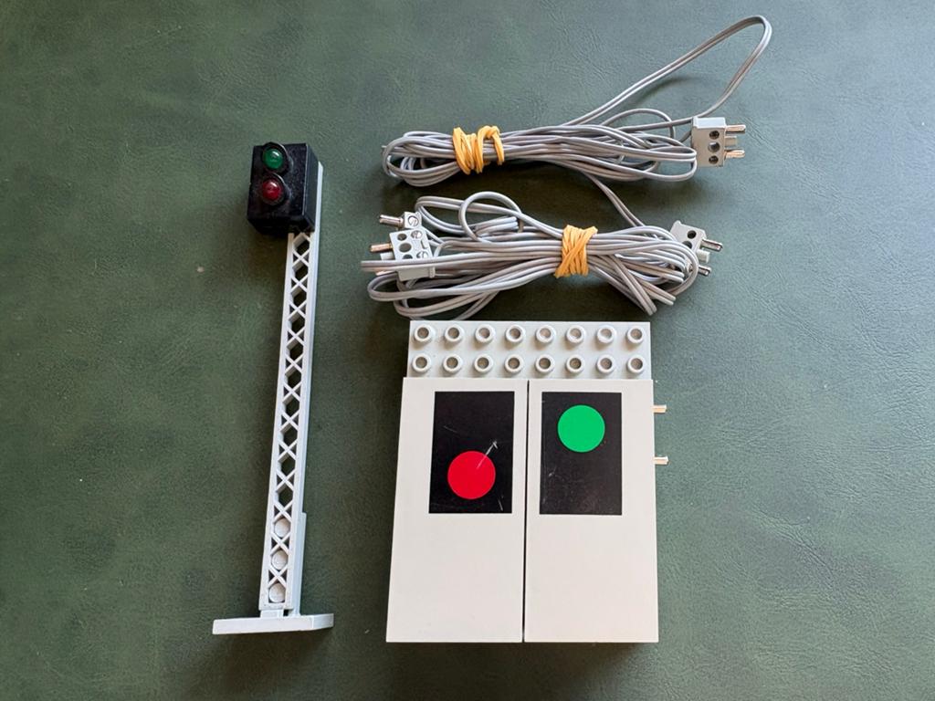 Lego 12v trein stoplicht, Kinderen en Baby's, Speelgoed | Duplo en Lego, Zo goed als nieuw, Verzenden