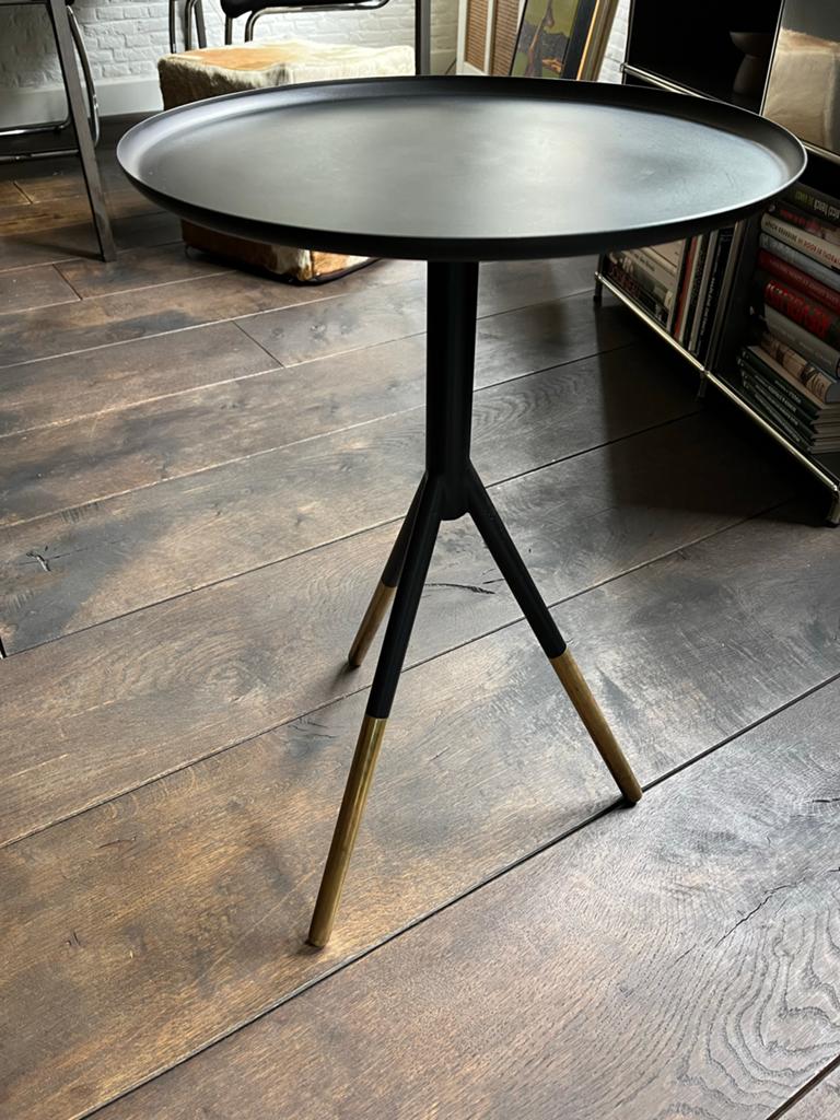 Zwart metalen bijzettafel met gouden accenten, Huis en Inrichting, Tafels | Bijzettafels, 45 tot 60 cm, Minder dan 55 cm, Metaal of Aluminium
