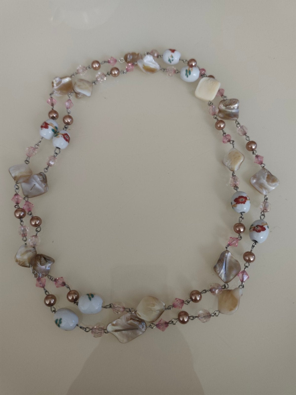 Lange (124 cm) fantasieketting met parelmoer en porselein, Sieraden, Tassen en Uiterlijk, Met kristal, Overige materialen, Ophalen of Verzenden