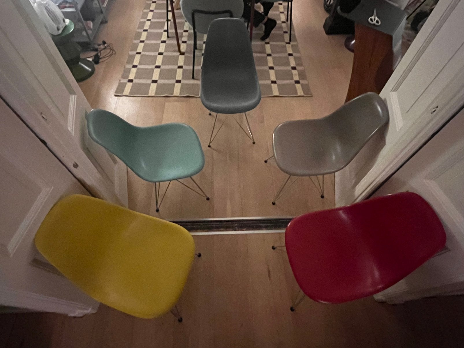 5 gekleurde eames stoelen, Ophalen, Zo goed als nieuw, Blauw