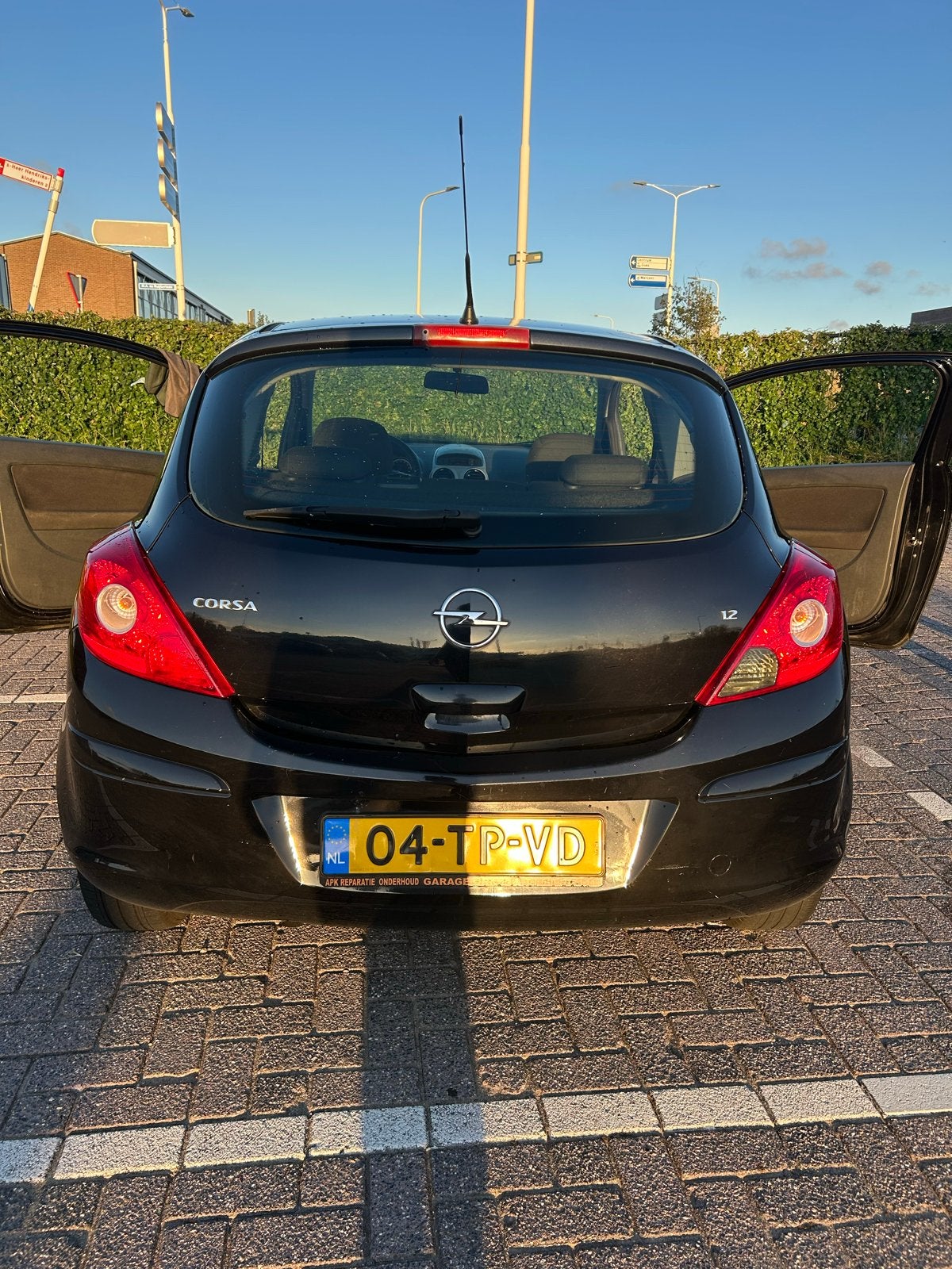 Opel Corsa 1.2 16V 3D WR 2007 Zwart, Voorwielaandrijving, 450 kg, 40 €/maand, Zwart