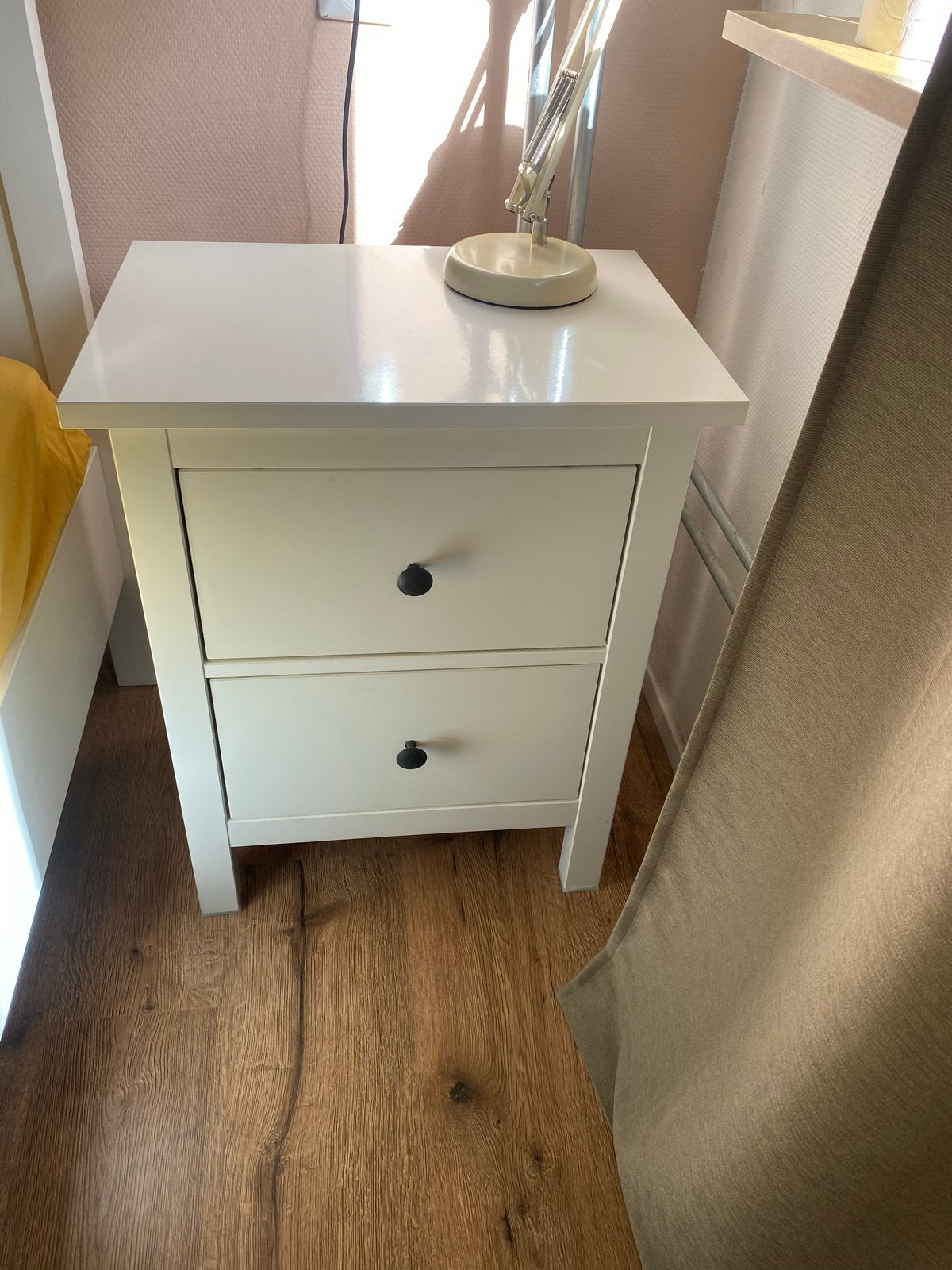 Wit nachtkastje met twee lades hemnes, Gebruikt, Minder dan 45 cm, Hout, 55 tot 70 cm