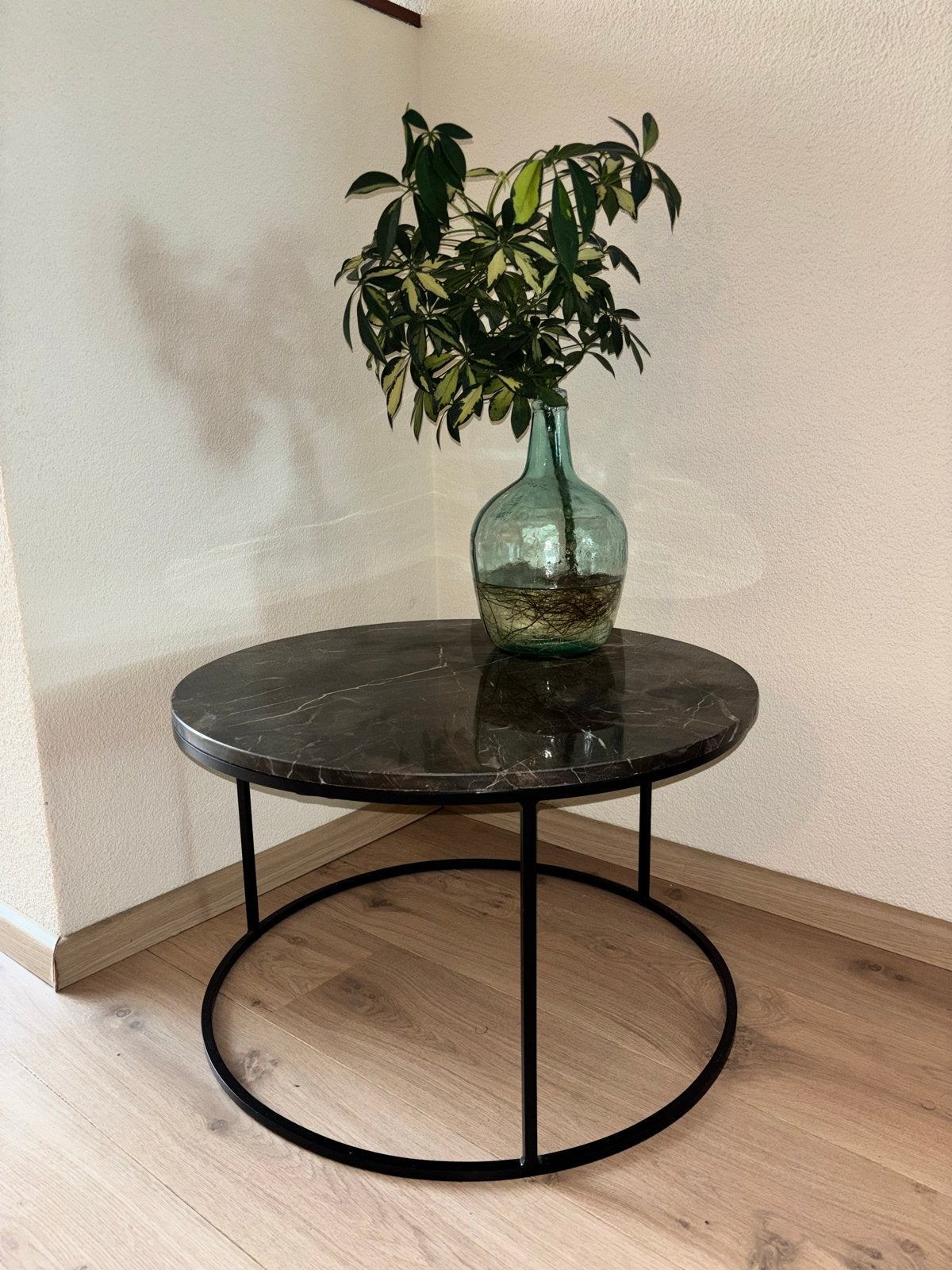 Ronde salontafel met echt marmeren blad en metalen onderstel, Huis en Inrichting, Ophalen, Minder dan 50 cm, 50 tot 100 cm, Rond