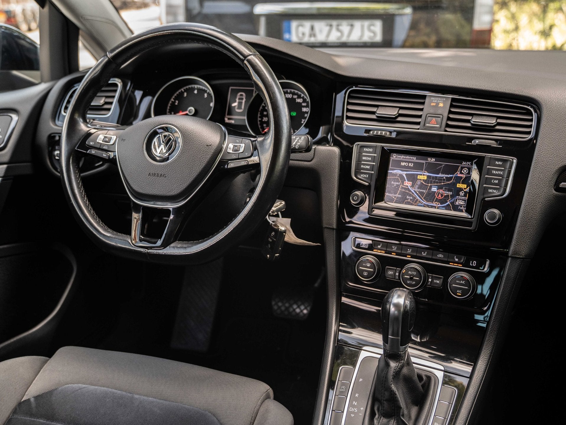 Volkswagen Golf 1.4 TSI Highline - AUTOMAAT - STOEL VERW - C, Auto's, Gebruikt, Zwart, 4 cilinders, Leder en Stof