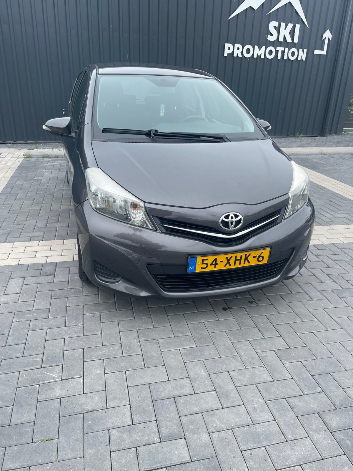 Toyota Yaris 1.3 16V Vvt-i 5deurs  2012 Grijs Nap, Auto's, Voorwielaandrijving, Euro 5, Stof, 40 €/maand