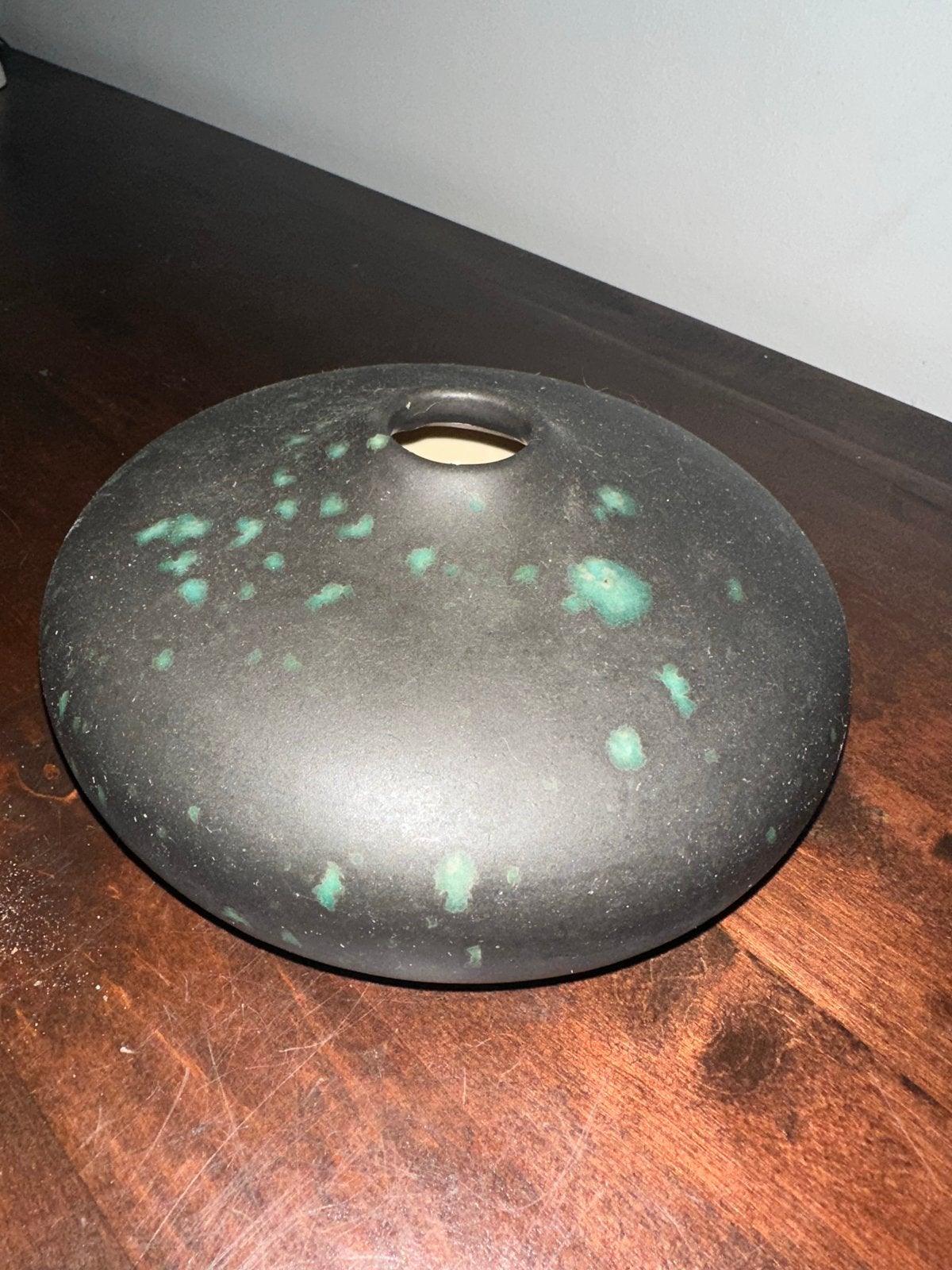 Unieke zwarte vaas met groene spikkels, Antiek en Kunst, Ophalen