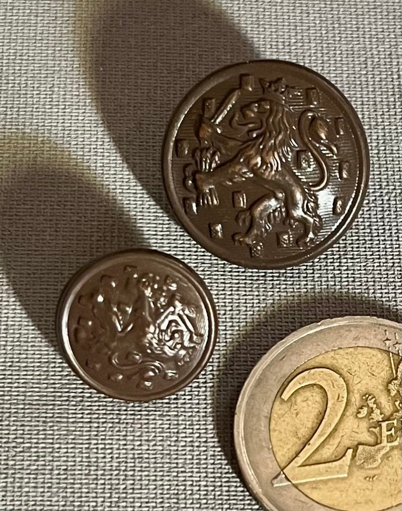 Oude Uniformknopen Landmacht, een van 22 mm., een van 16 mm., Ophalen of Verzenden, Landmacht, Nederland, Overige typen