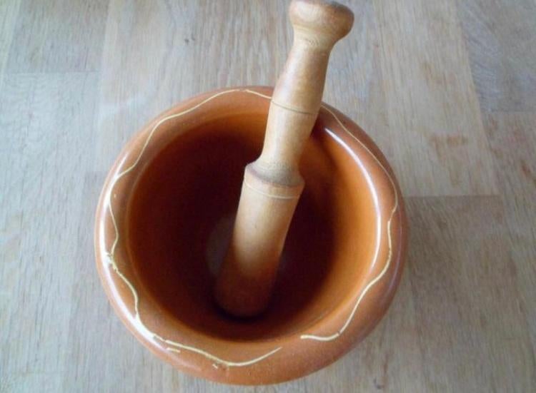 Vijzel ( aardewerk) met stamper ( hout), Ophalen of Verzenden, Zo goed als nieuw