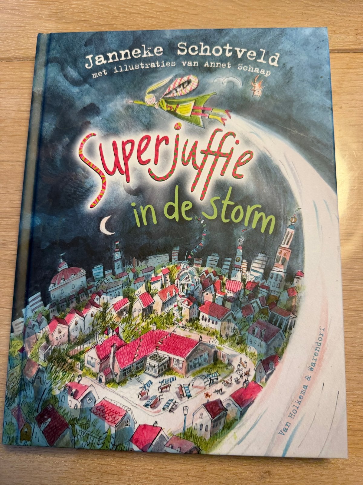 Superjuffie in de storm - Janneke Schotveld, Ophalen of Verzenden, Zo goed als nieuw, Fictie
