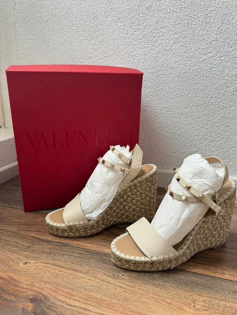 Valentino Garavani Rockstud wedge sandals maat 41, Beige, Zo goed als nieuw, Sandalen of Muiltjes, Ophalen of Verzenden