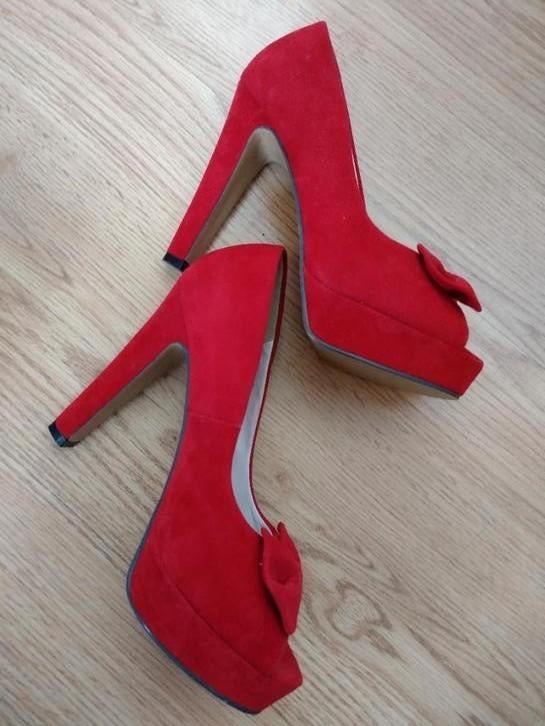 Rode suede look peeptoe pumps hoge hak maat 39, Kleding | Dames, Schoenen, Pumps, Ophalen of Verzenden, Zo goed als nieuw, Rood