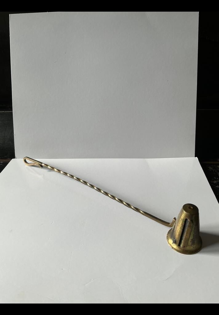 Een oude en gebruikte koperen / messing kaarsendover. 30 cm., Ophalen of Verzenden