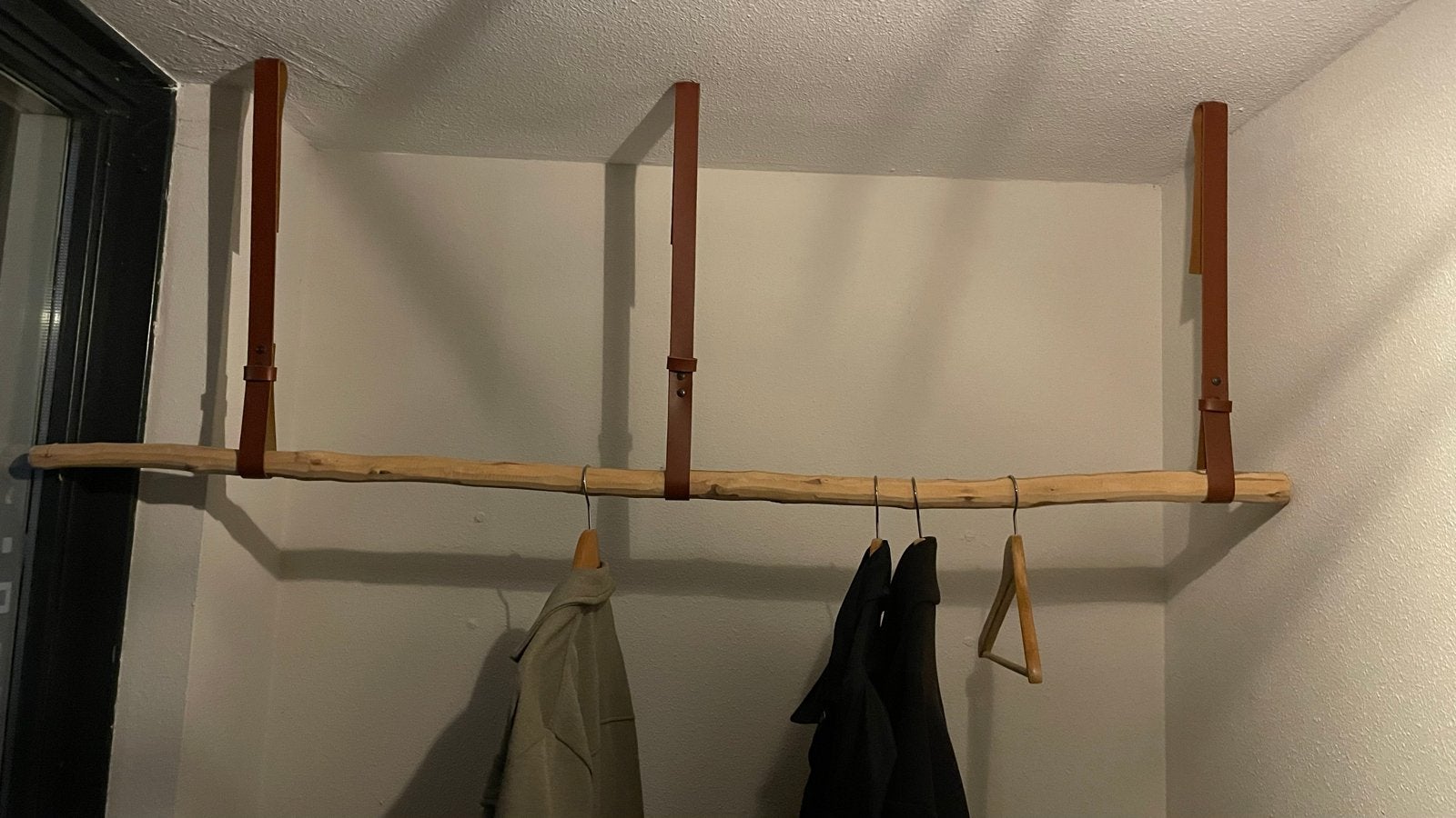 Unieke handgemaakte kapstok van natuurhout en leer, Huis en Inrichting, Wandkapstok, Ophalen of Verzenden, Zo goed als nieuw, Minder dan 100 cm