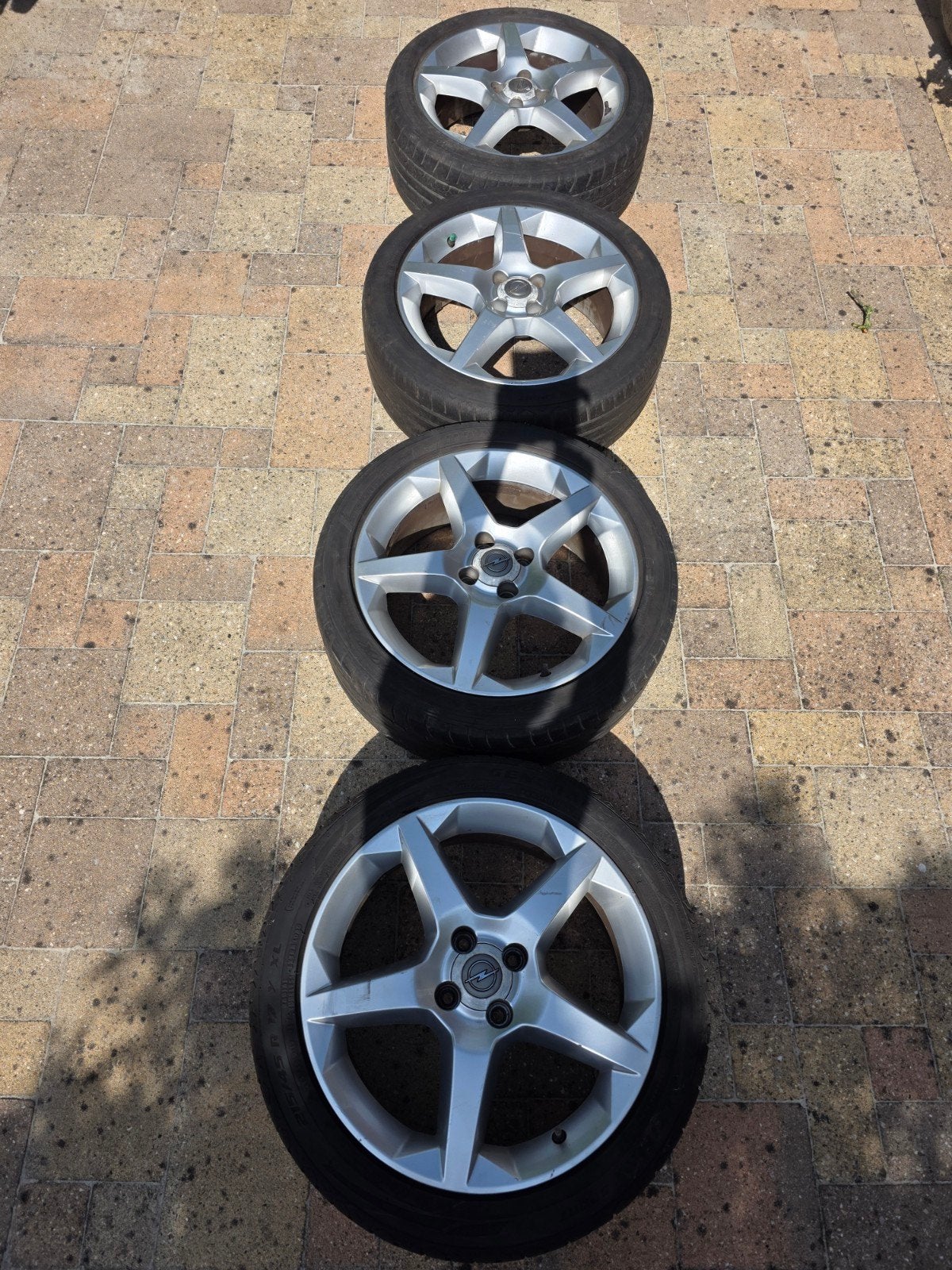 Opel Corsa sportvelgen met banden 5 mm profiel, Ophalen, Banden en Velgen, 17 inch, Personenwagen