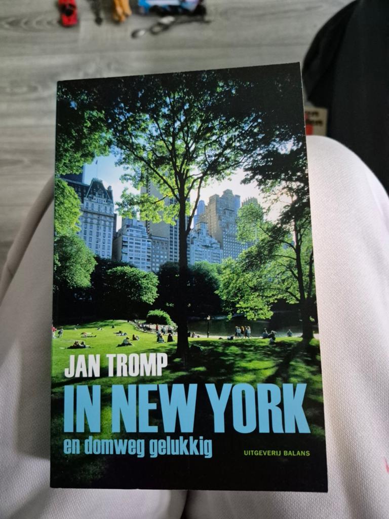 Jan Tromp - In New York en domweg gelukkig, Overige merken, Ophalen of Verzenden, Zo goed als nieuw, Reisgids of -boek