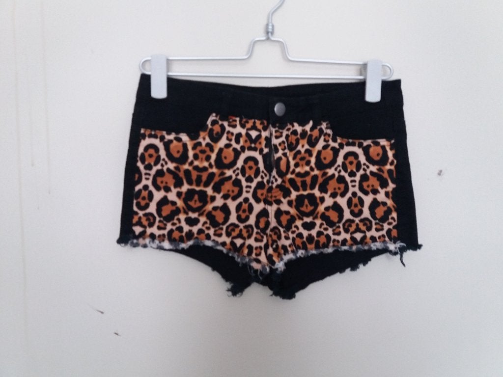 Een zwarte korte broek met een tijger-print aan de voorkant., Broek, Divided (H&M)., Meisje, Ophalen of Verzenden