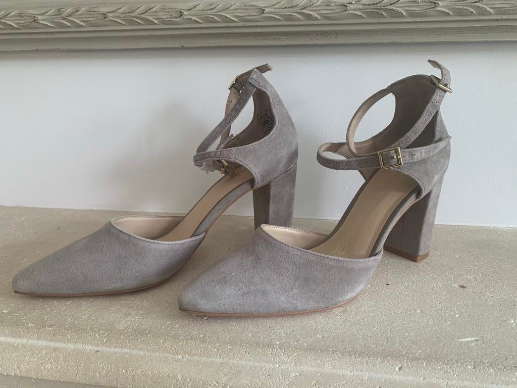 Grijze suède pumps met enkelbandjes, Mt.36-Pier One, Kleding | Dames, Schoenen, Pumps, Nieuw, Ophalen of Verzenden, Grijs