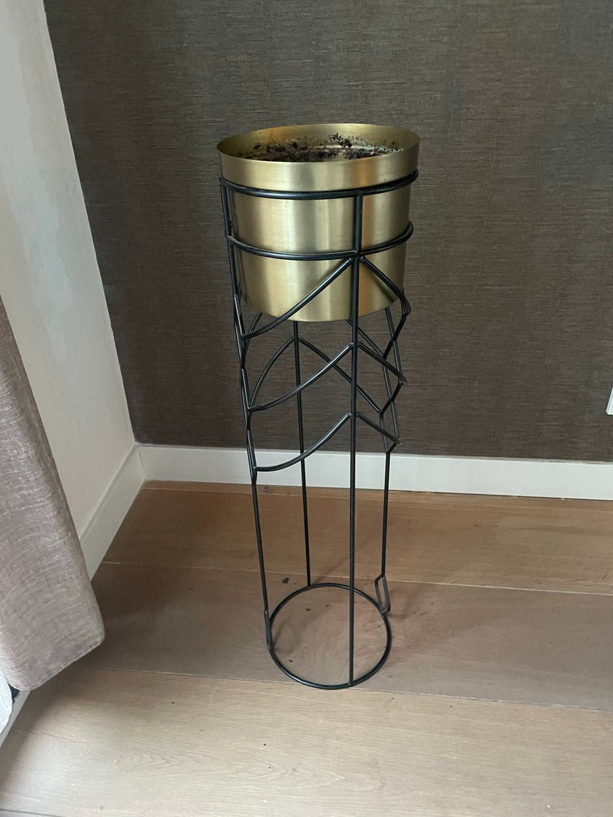 Sissy boy plantenstandaard met gouden pot, Huis en Inrichting, Woonaccessoires | Overige, Ophalen, Gebruikt, Goud, Metaal