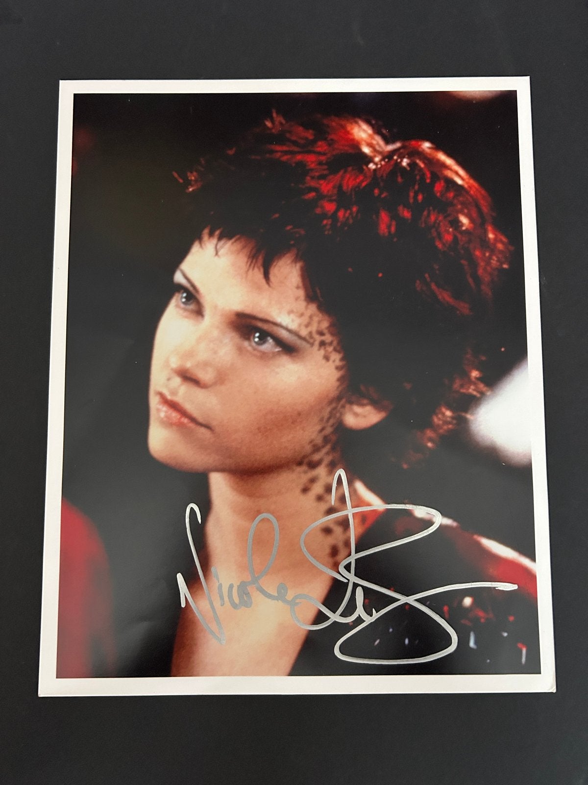 Gesigneerde foto Nicole de Boer als Ezra Dax (Star Trek), 1980 tot heden, Foto, Ophalen of Verzenden, Zo goed als nieuw